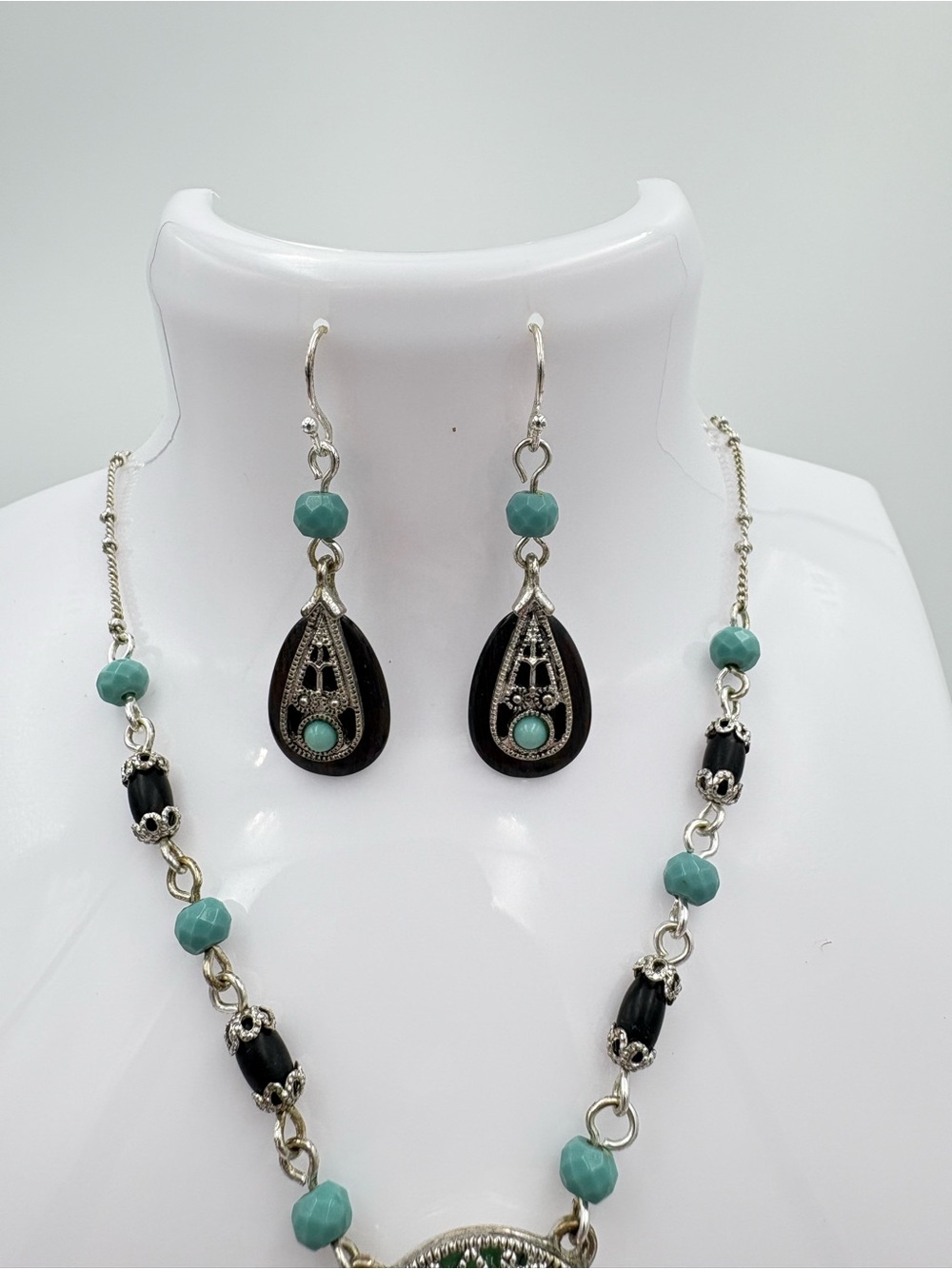 Vintage 2009 Avon Turquoise & Brown Medallion Necklace & Matching Earrings - Picture 10 of 14